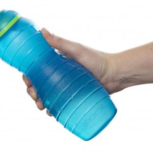 Hånd holder drikkedunk
