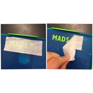 Sådan monteres navneklistermærke på en madkasse.