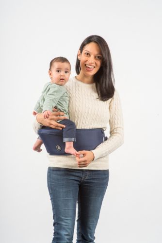 Kvinde med hoftesæde på, der støtter  baby