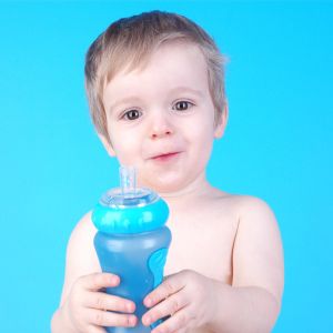 Barn med drikkeflaske