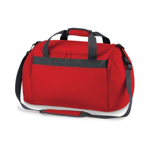Rød sportstaske med hanke og skulderrem. Mål 54 x 28 x 25 cm. og kan indeholde 26 L.