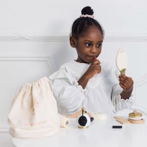 pige der leger med legemakeup i træ