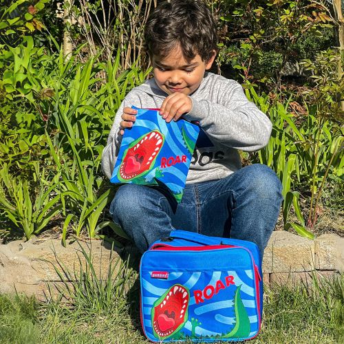 dreng der sidder med en yumbox køletaske og snackpose