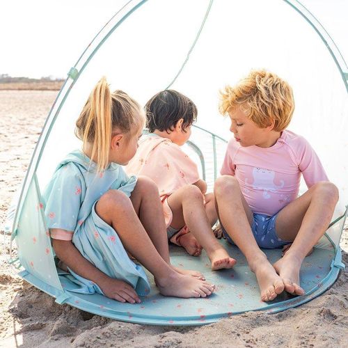 børn der sidder i et strandtelt