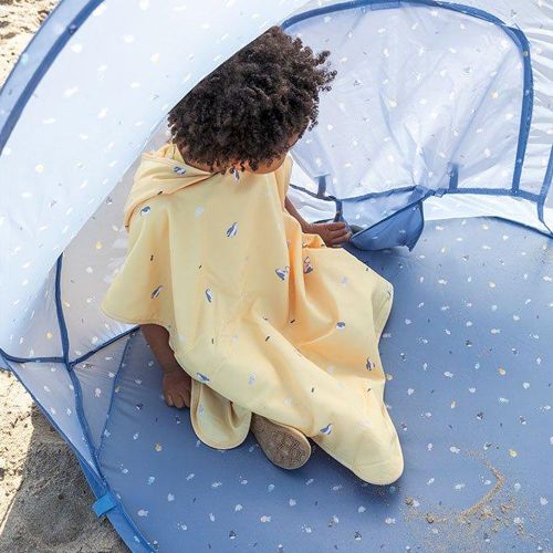 dreng der slapper af i et strandtelt