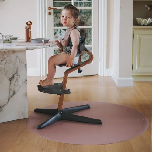 barn der sidder ved sit noui noui stoleunderlag