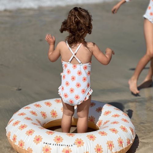 lille pige i en blomstret badering fra swim essentials