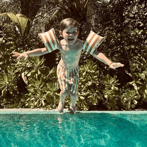 dreng med stribede badevinger fra swim essentials