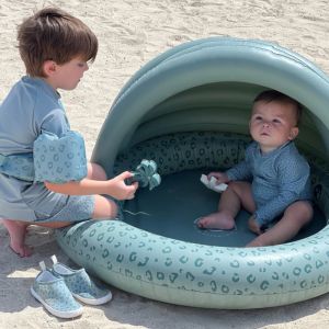 børn der leger ved deres babypool