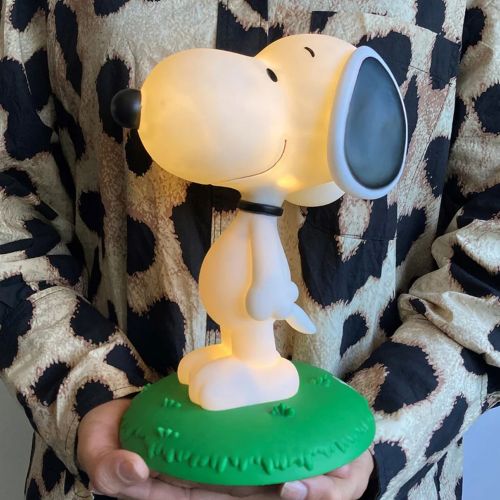 kvinde der holder snoopy lampe