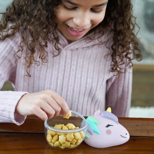 pige der spiser snacks fra sin melii snack bøtte