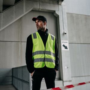 mand i gul refleksvest