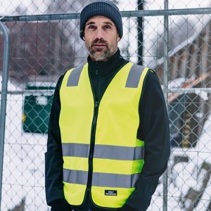 mand i gul refleksvest med lynlås