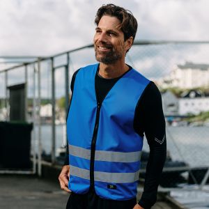 mand i blå refleksvest med lynlås