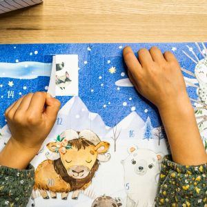 barn der åbner sin julekalender med tatoveringer i