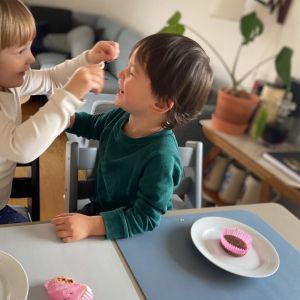børn der spiser kage ved deres Noui Noui dækkeservietter