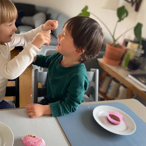 børn der spiser kage ved deres Noui Noui dækkeservietter