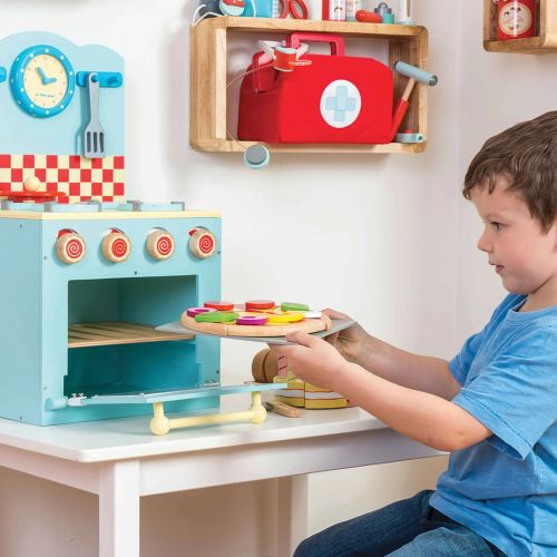 Dreng der leger med trælegetøj fra Le Toy van