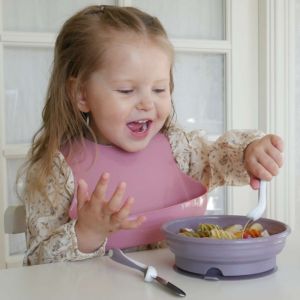 pige der spiser mad fra sin bambino skål med sugekop