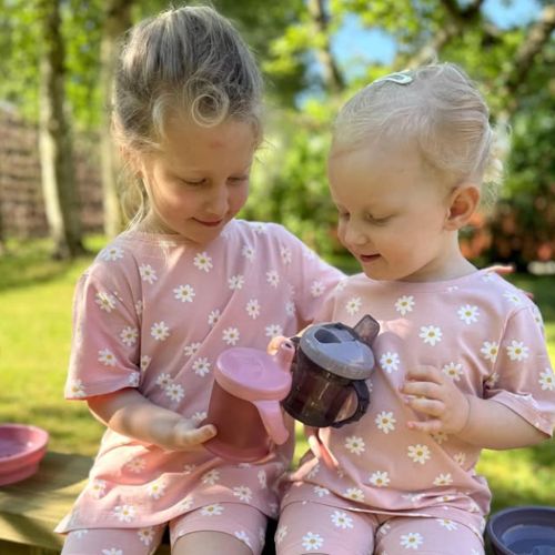 børn der drikker af deres spildfri tudkop fra bambino