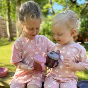 børn der drikker af deres spildfri tudkop fra bambino