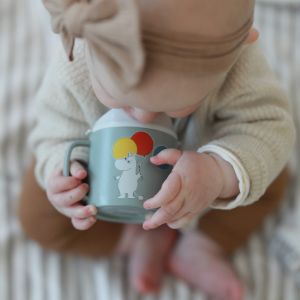 Baby der drikker af sin Mumi tudkop