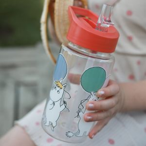 pige der holder en Mumi drikkedunk