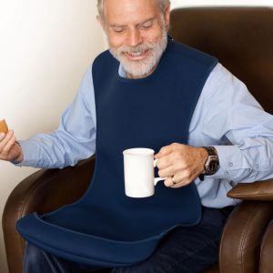 Mand der sidder med sin lange hagesmæk fra Bibetta og drikker kaffe