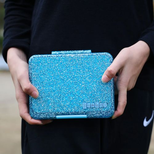 Barn der holder en blå glimmer snack madkasse fra Yumbox