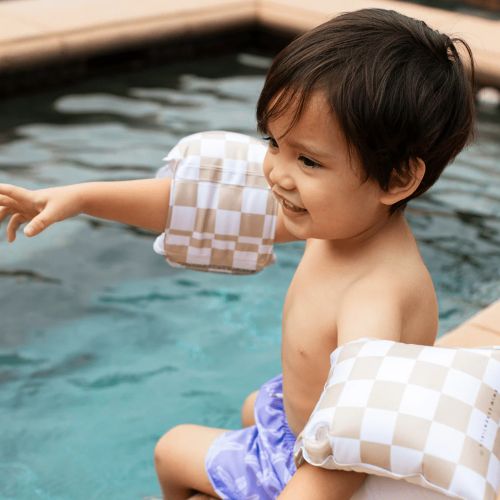 Dreng der bader med badevinger fra Swim essentials