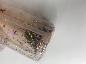 Tutete glimmer drikkedunk hvor plet ses nederst