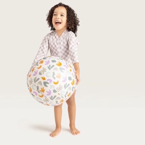 Pige der leger med sin Swim Essentials badebold