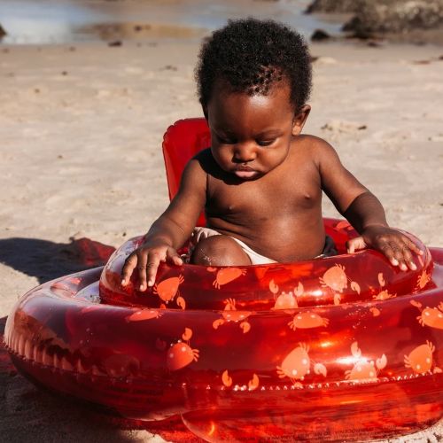 baby der sidder i et svømmesæde fra swim essentials