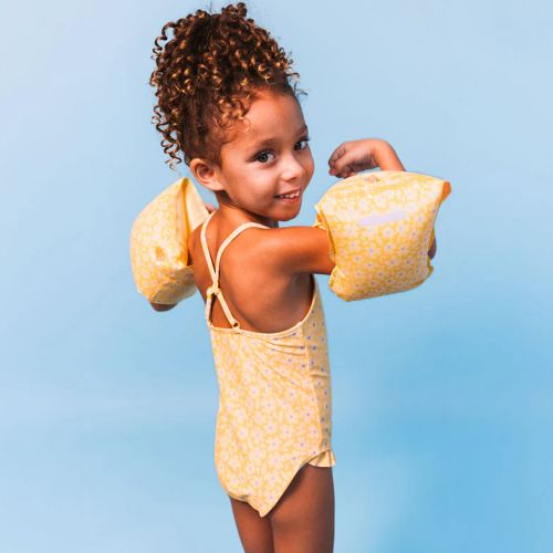 barn der har gule badevinger på fra swim essentials