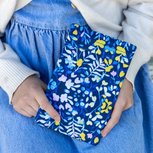 barn der holder et blomstret køleelement fra yumbox