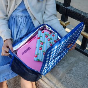 pige der åbner sin køletaske med madkasse og køleelement fra Yumbox indeni