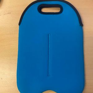 Køletakse i blå, til flasker.