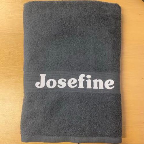 Gråt Håndklæde Med Navnet Josefine