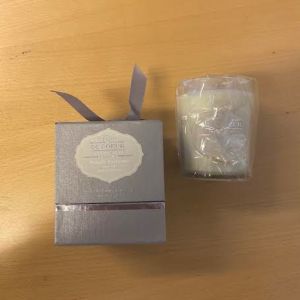 Håndlavet duftlys med æble og kanel 