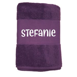 lilla håndklæde med navn trykt på