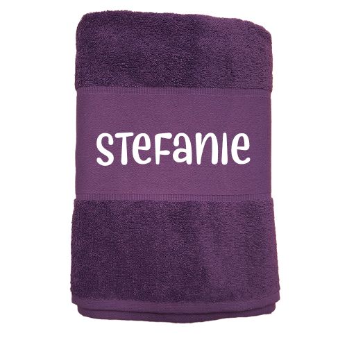 lilla håndklæde med navn trykt på