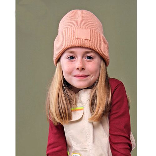 Barn med blød strikhue på