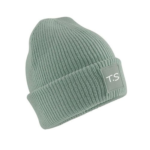 børnehue med initialer 