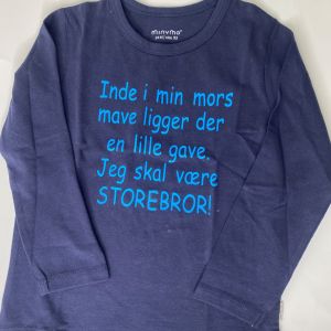 Blå trøje med tekst. Jeg skal være storebror.