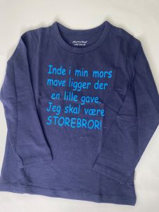 Blå trøje med tekst. Jeg skal være storebror.