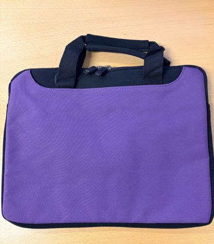 Computertaske i lilla med hank 