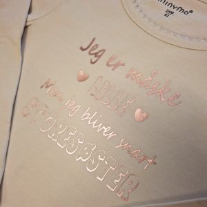 sødt tryk på en storesøster t-shirt fra babadut