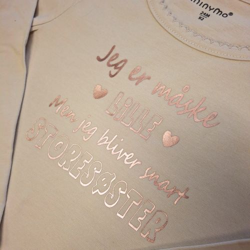 sødt tryk på en storesøster t-shirt fra babadut