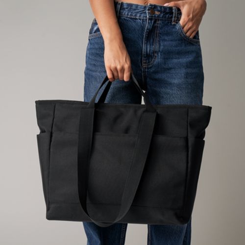 kvinde der holder en short taske