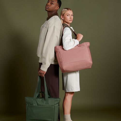 kvinde og mand med hver deres shopper bag.